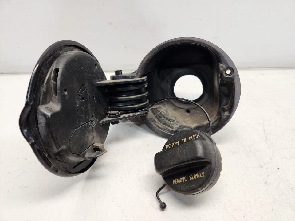 Puerta de llenado de combustible Honda Fit Sport 2007 *negra-B92P* ligeros arañazos Foto 2 de 4