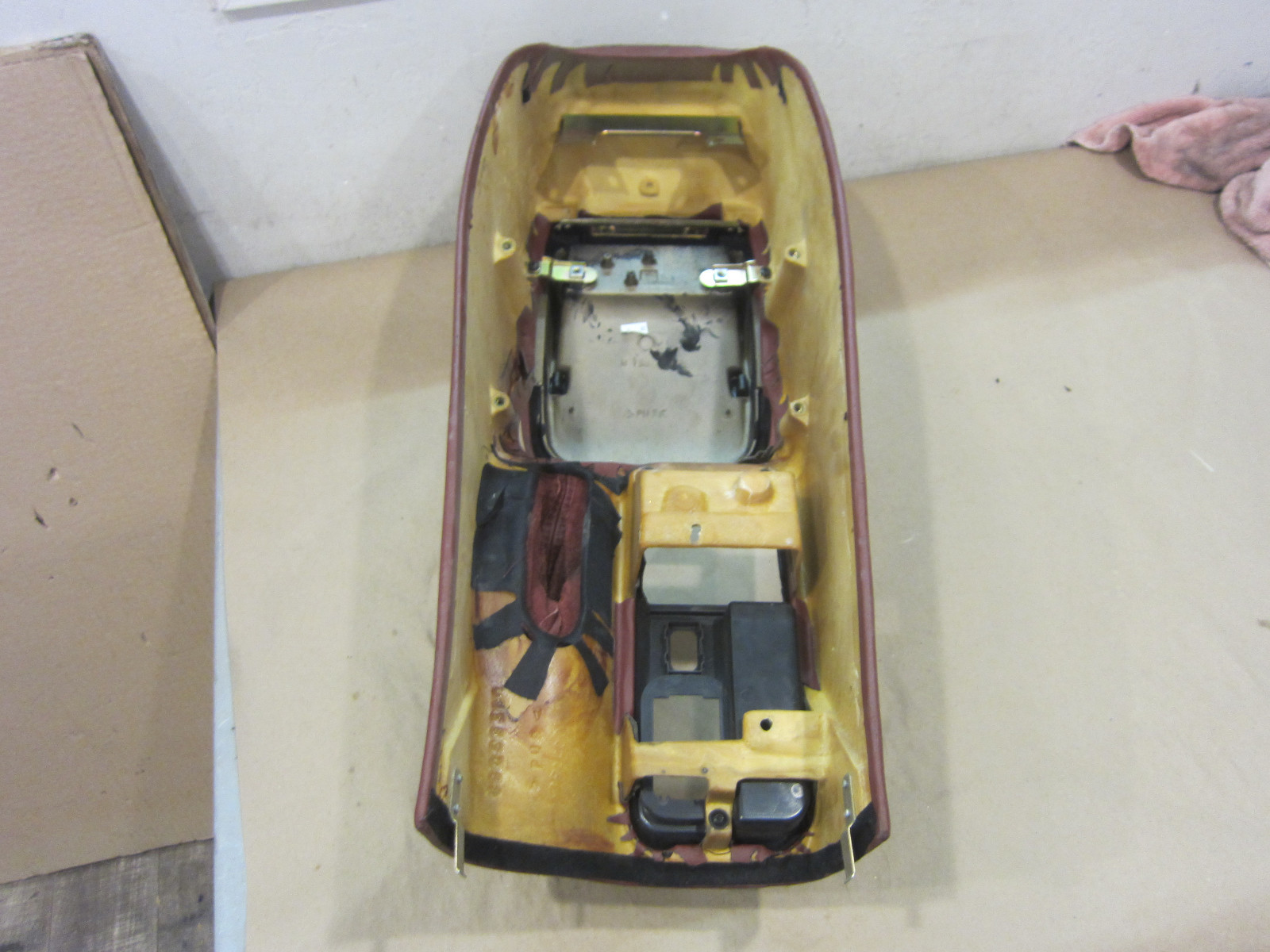 Maserati 4200 Spyder -  Center Console / Tunnel Cover / Bordeaux - P/N 66772300