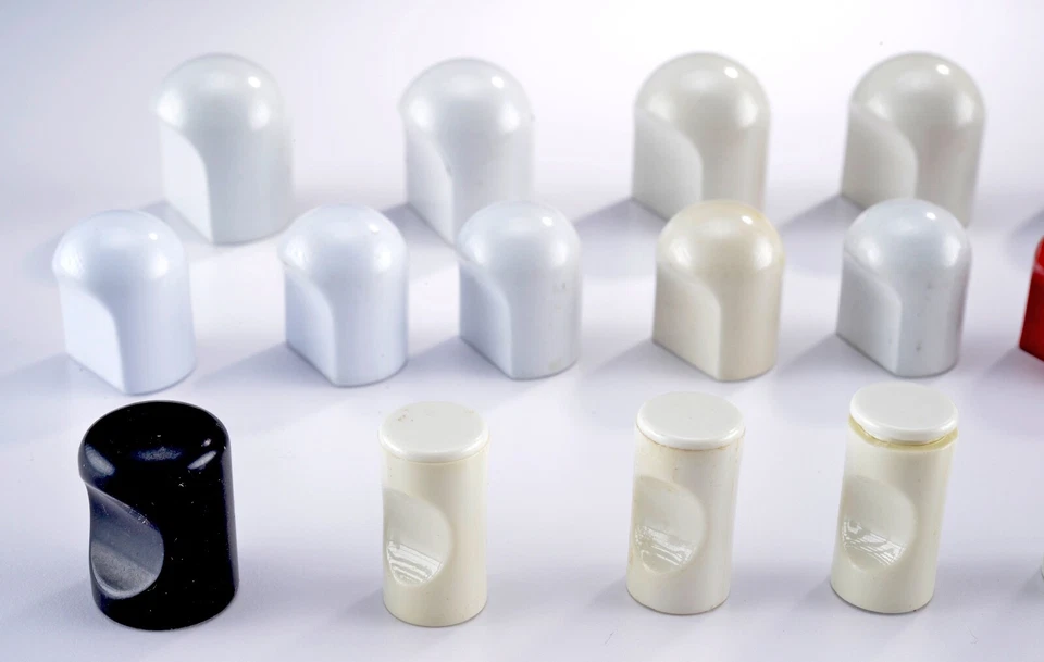 Tiradores de cajón modernos vintage de mediados de siglo de metal esmaltado blanco-rojo - era Drexel Foto 2 de 4