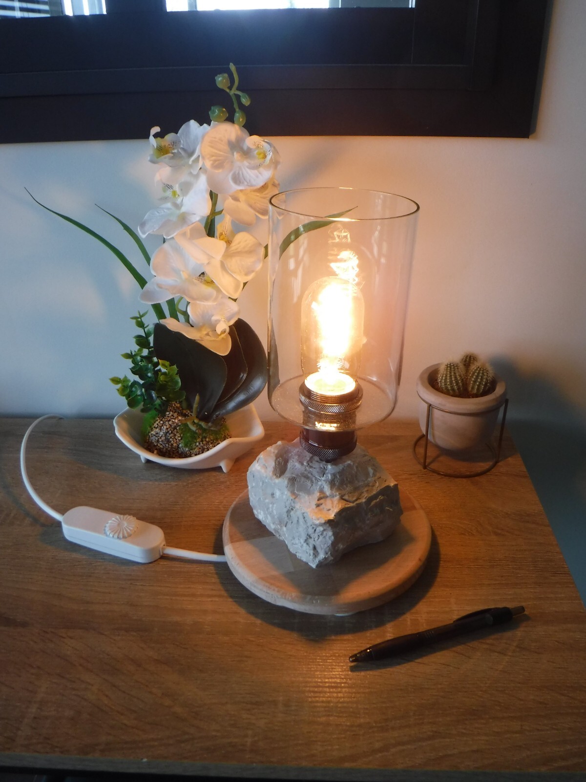 Lampe design moderne en h&ecirc;tre noble et socle de pierre sculpt&eacute;e