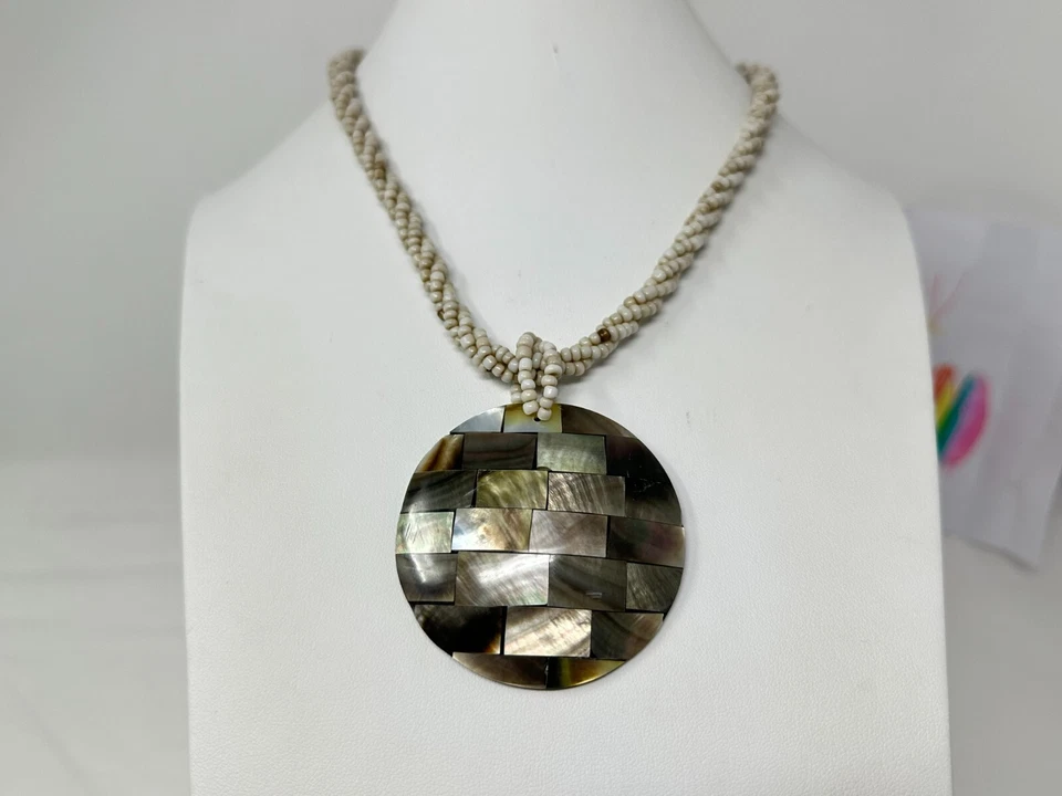 Precioso collar colgante con incrustación de concha de madreperla con cuentas de semillas tostadas de 17,5" Foto 2 de 4