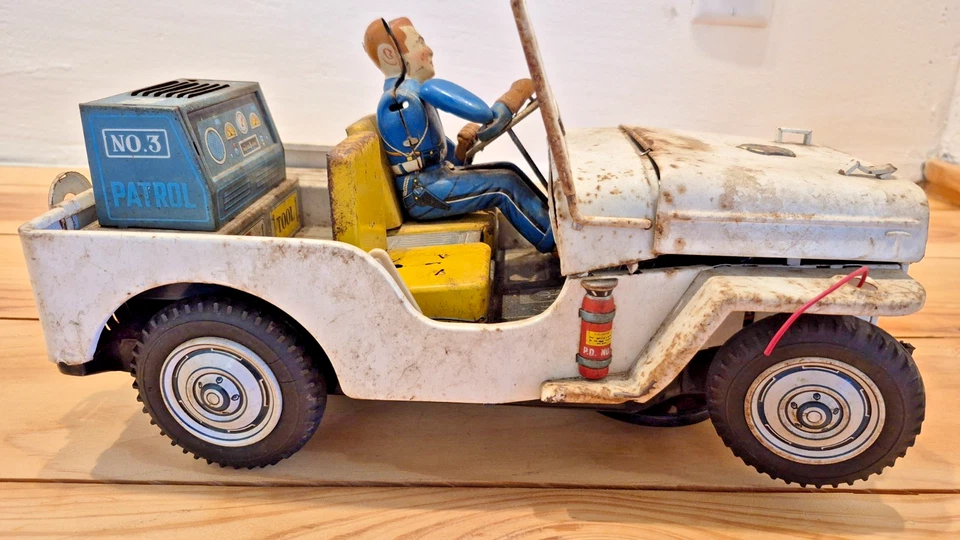 VINTAGE JAPANESE TOY POLICE JEEP BATTERY OPERATED - Image 2 of 4