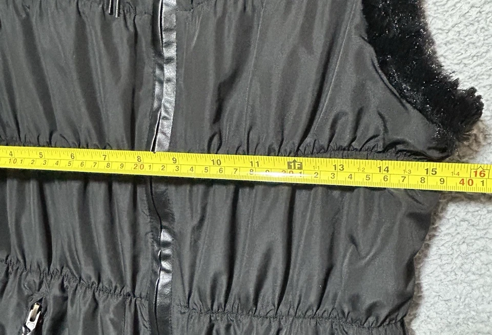 Chaleco Chico's Talla Pequeña Negro Piel Sintética Forrado Cuello Sin Mangas Cremallera Completa Foto 3 de 4