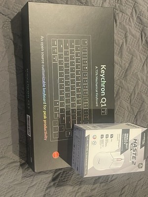 Keychron Q1 Version 2 White And HyperX PULSEFIRE Haste 2 Mini Wireless Combo
