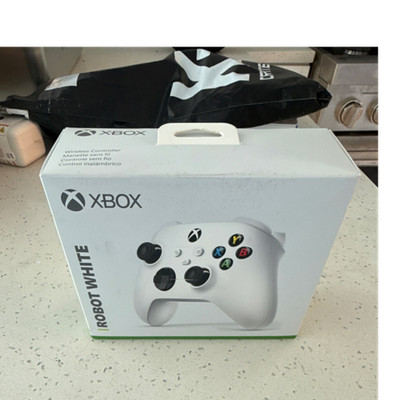 Microsoft Xbox Wireless Controller Robot White 1914 Bluetooth Share Button Grip