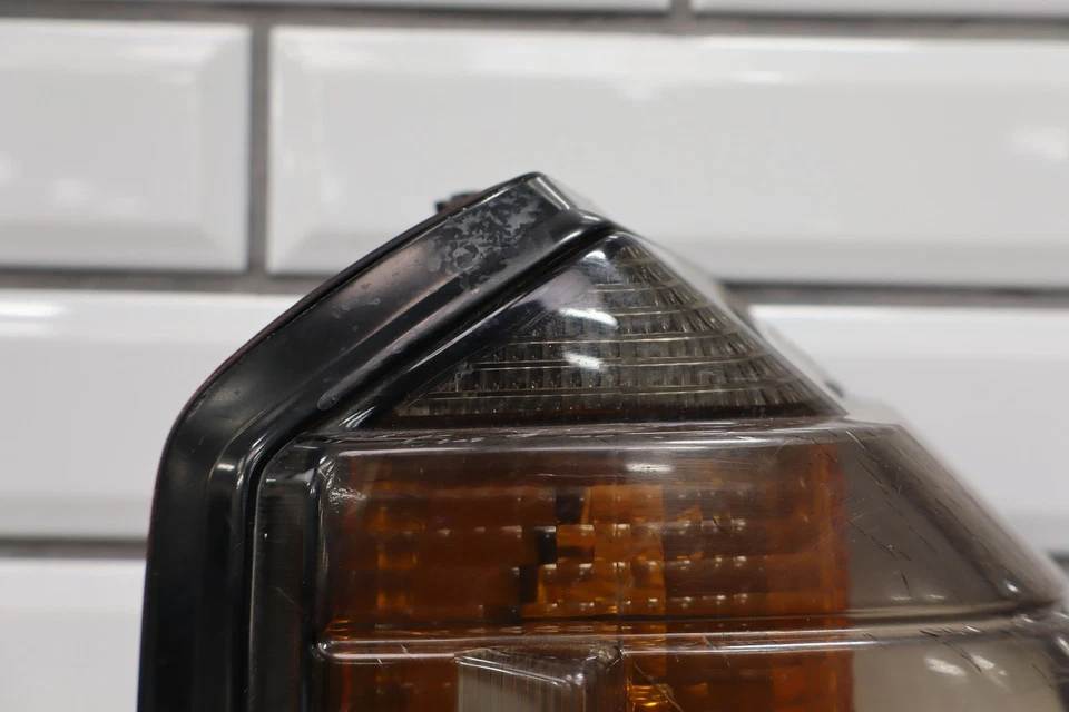 Sinal de seta montado no para-lama do passageiro direito Toyota Celica 1984-1985 - Imagem 3 de 4