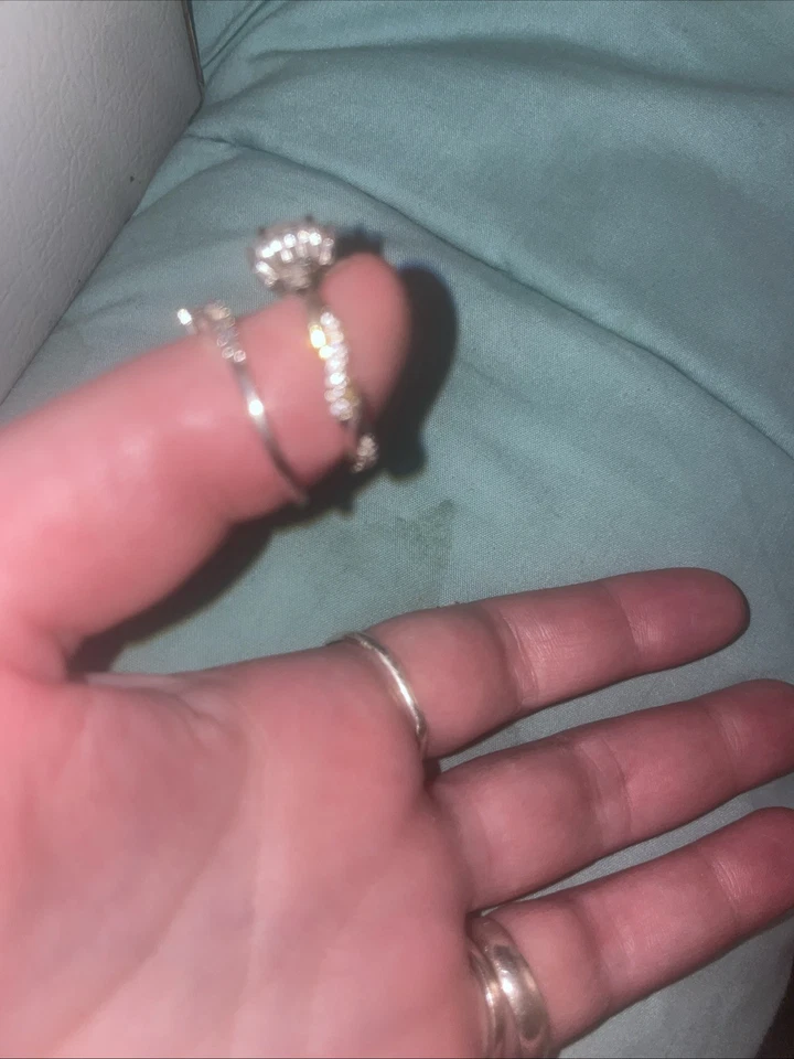 anillo de compromiso y anillo de bodas comprado en tu joyería Foto 2 de 4