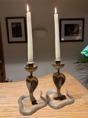 Paar Messing indische Kobra Schlange Kerzenständer Rubin Augen Hollywood Regency Stil