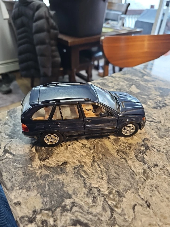 BMW X5 1:24 Die Cast Special Edition Maisto Realistic  Replica Metal Car SUV - Image 3 of 4