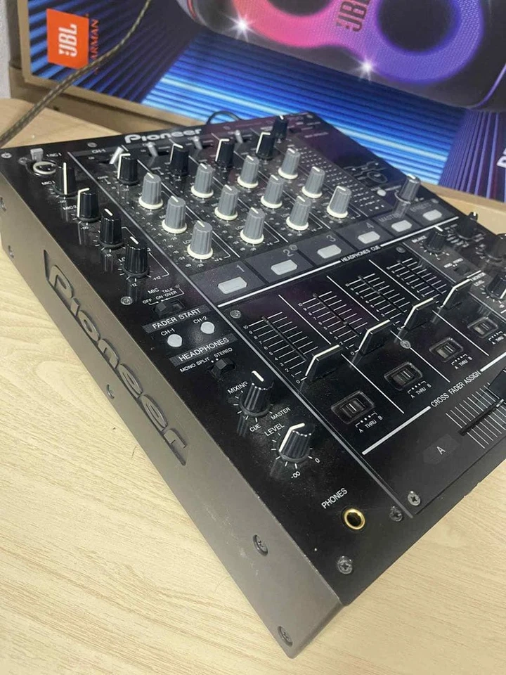 Pioneer DJM-700 Black 4-Channel Digital DJ Mixer 24bit 96kHz - Image 3 of 4