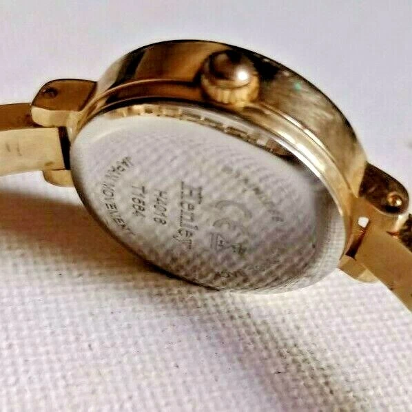 Relógio feminino Henleys, tom dourado, pulseira com fecho borboleta, totalmente funcional, usado - Imagem 4 de 4