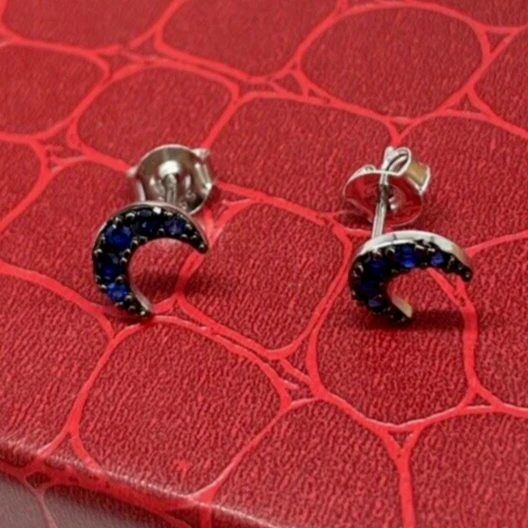 ORECCHINI DONNA LUNE NERE PUNTILUCE BRILLANTI BLU NOTTE A BOTTONE IN ARGENTO 925 - Immagine 3 di 4