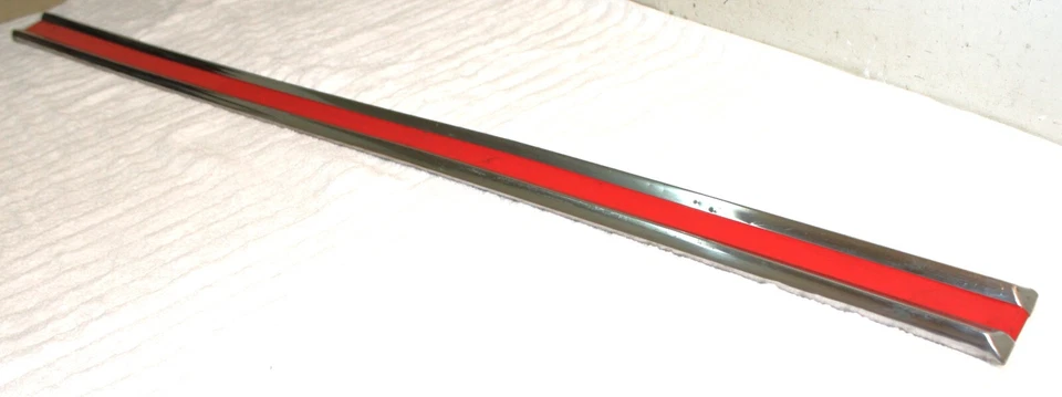 Ford Fairlane 500 1964 cupé deportivo techo rígido 2P nuevo de lote rojo puerta izquierda moldura exterior Foto 2 de 4