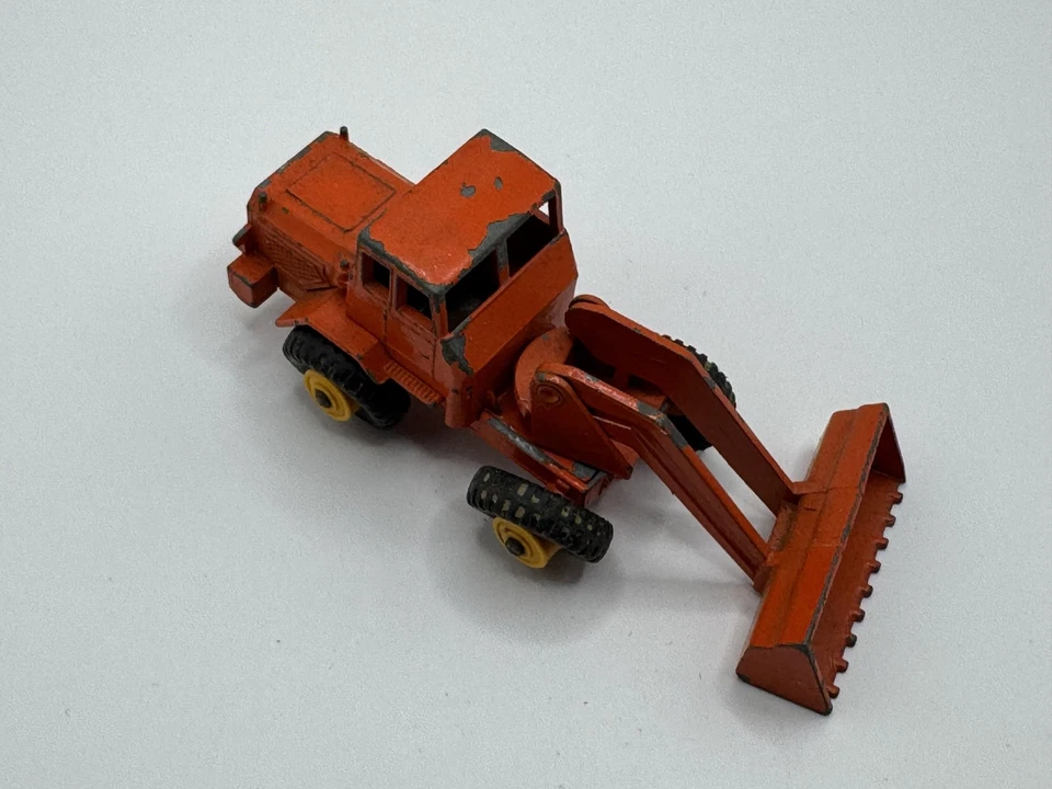 VINTAGE MATCHBOX LESNEY NO.69 TRACTOR SHOVEL DIECAST ORANGE MADE IN ENGLAND - Image 2 of 4