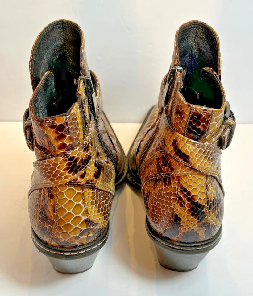 Botas para mujer 7,5 Donald J. Pliner Western Couture con estampado de serpiente en punta y cremallera al tobillo Foto 4 de 4