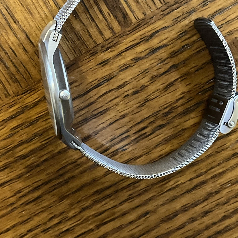 Reloj de malla multifunción Skagen gris titanio para hombre Foto 4 de 4