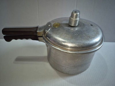 #ad Vintage Presto Cook Master Pressure Cooker 4 Qt Model 60 w Jiggler $25.95