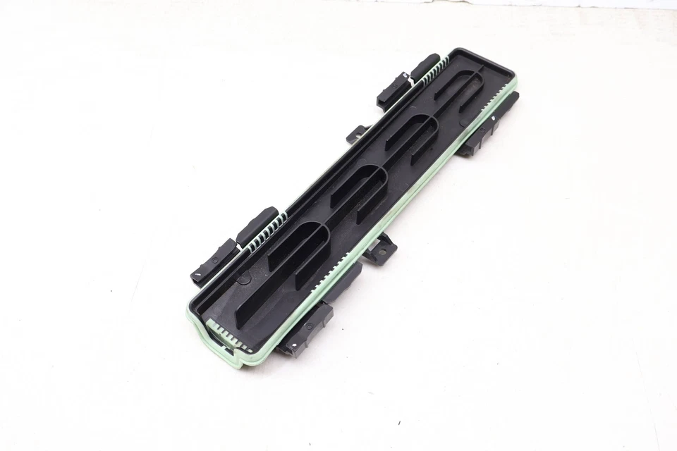 Mercedes-Benz C63 AMG S 2015-2021 2023 - Cubierta de filtro de aire de cabina 2058307200 Foto 2 de 4