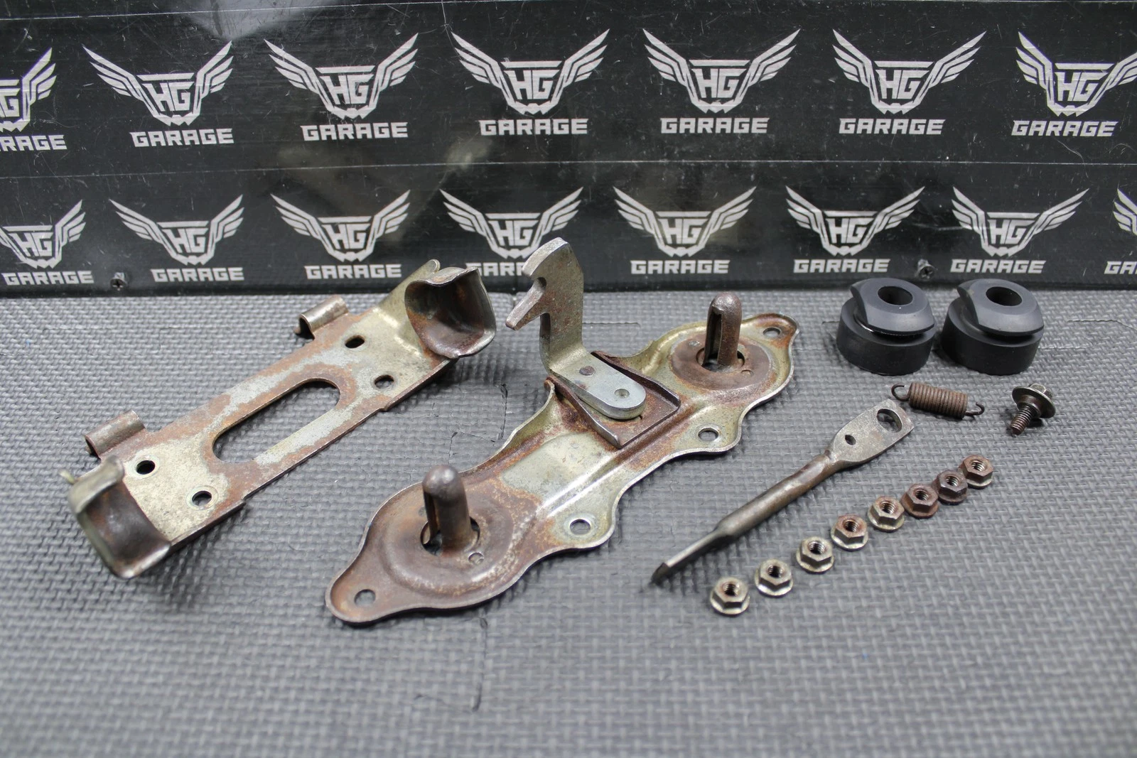1986 HONDA TRX250R TRX 250R OEM SEAT LOCK BRACKET LATCH MOUNT PLATE HARDWARE SET