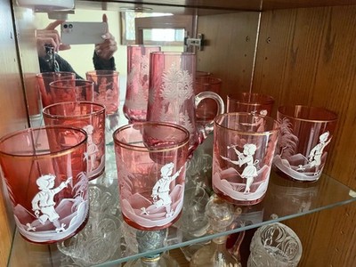 Seltenes antikes Mary Gregory Gläser  Set komplett mit Karaffe Cranberry