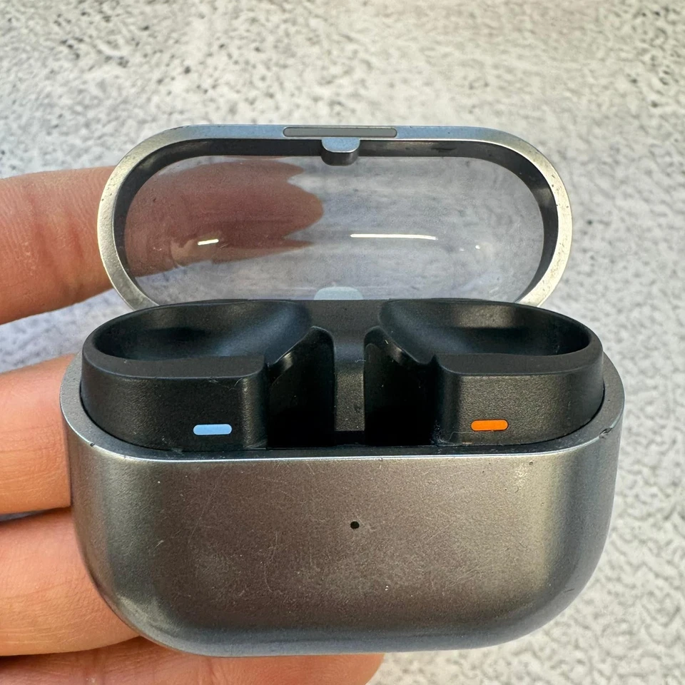 (CASE ONLY) Genuine Samsung Galaxy Buds3 Pro Charging Case Cradle SM-R630 Silver - Image 2 of 4