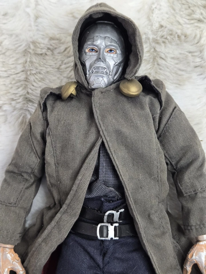 ToyBiz Marvel Studios 收藏版 Dr. Doom 2005 复古 12 英寸 阅读 — 第 3/4 张图片