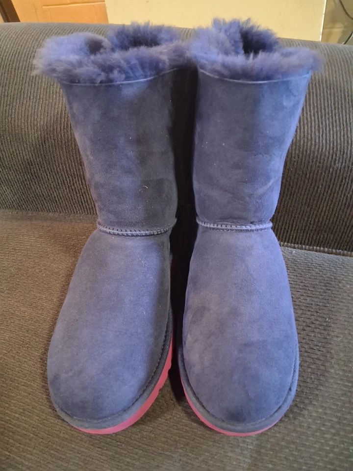 Botas de piel de gamuza UGGs Bailey Bow II cinta de terciopelo anochecer para mujer 6 Foto 2 de 4