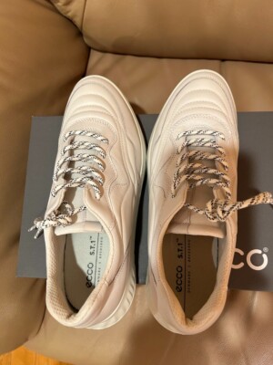 ECCO Lace-up Style Woman's White Leather Snickers, Size 8-8.5, Removable insole