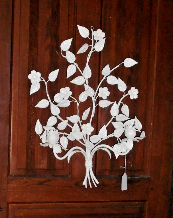 Aplique de pared floral de metal blanco para 2 velas 24 x 16 pulgadas Foto 2 de 4