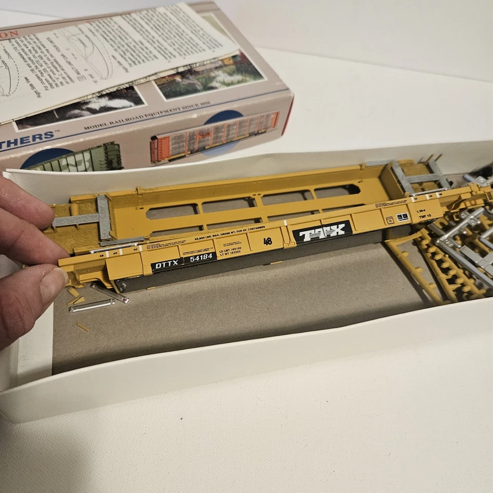 Walthers HO Scale 70' Thrall Double Stack Car TTX Single Unit Kit 932-3901 - Image 2 of 4