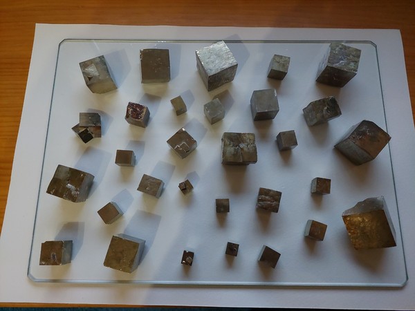30 Pyrite cubes (Navajun, Spain) - Stück Pyritwürfel - Mineral decorative - LotB