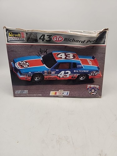 Revell #43 STP Richard Petty Grand Prix Maßstab 1:24 Modellbausatz 85-3151 - Bild 1 von 11