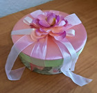Geschenkbox Dekobox Schachtel Karton rund Blume Schleife Rose Rosendekor 16 cm