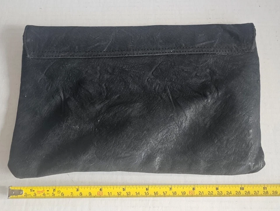 Bolso sin asas vintage de cuero negro rectangular con cierre giratorio de Asos para mujer Foto 4 de 4