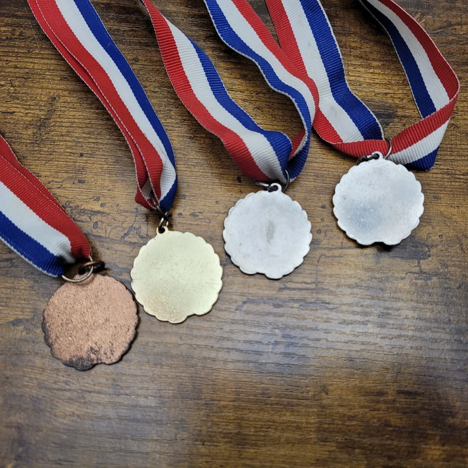 De Colección Medalla de Metal Medallón en Cinta Premio Oro Plata Bronce Lote de 4 Foto 3 de 4