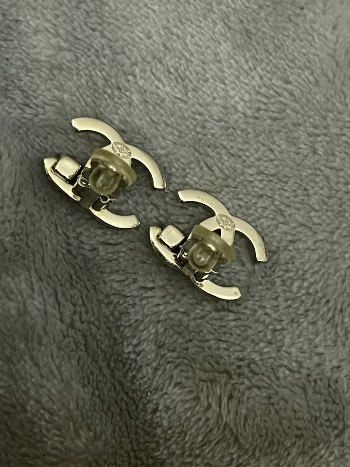 Pendientes Chanel 100% Auténticos Logo CC Con Piedra Verde Excelente Estado. Clip Ons Foto 2 de 4