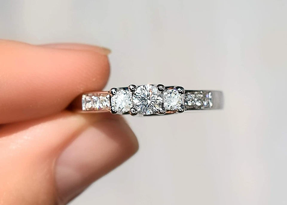 Помолвочное кольцо с тремя бриллиантами круглой огранки 0,50 карата белое золото 14 карат размер 7 - Изображение 2 из 4