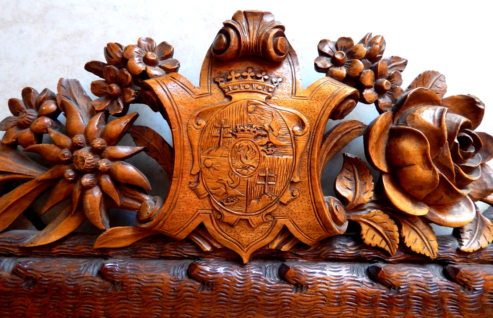 Arwaburg, Oravsky hrad, Arva vara, Eslovaquia, relieve de madera alrededor de 1880 con escudo noble