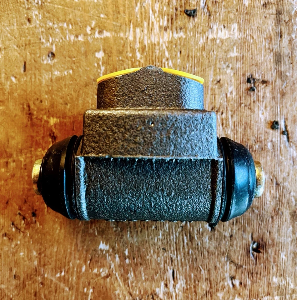 Genuine Ford Rear Wheelcylinders x 2 Part Number 67660211 ( New & Boxed ) - Image 4 of 4