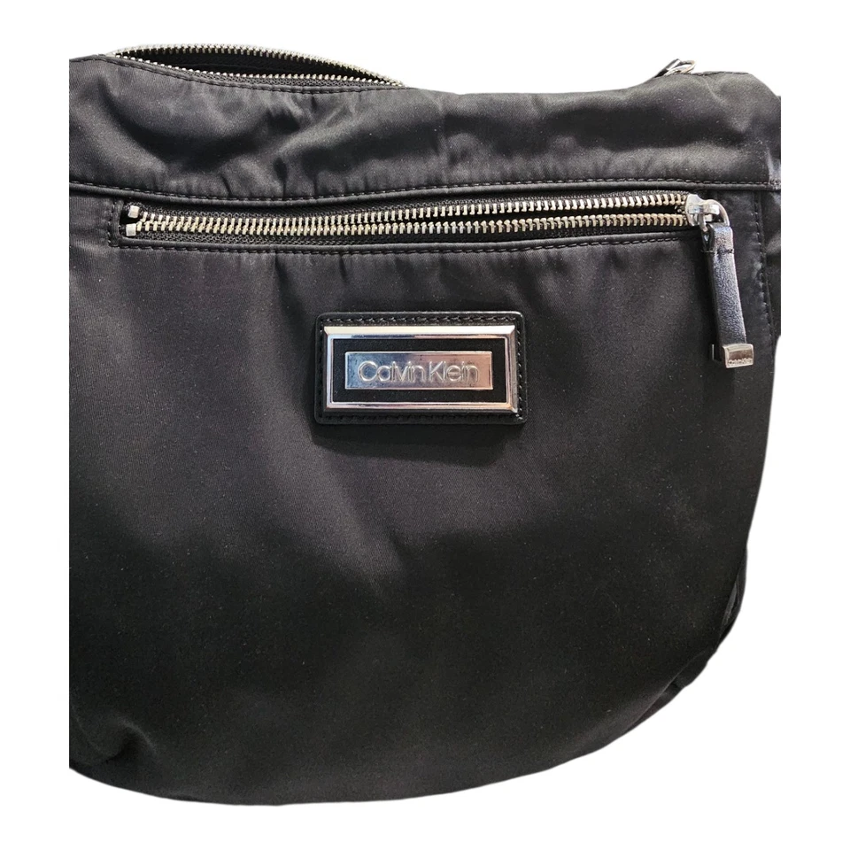 Bolso Bandolera Calvin Klein Belfast Negro Nylon con Correa Ajustable Foto 3 de 4