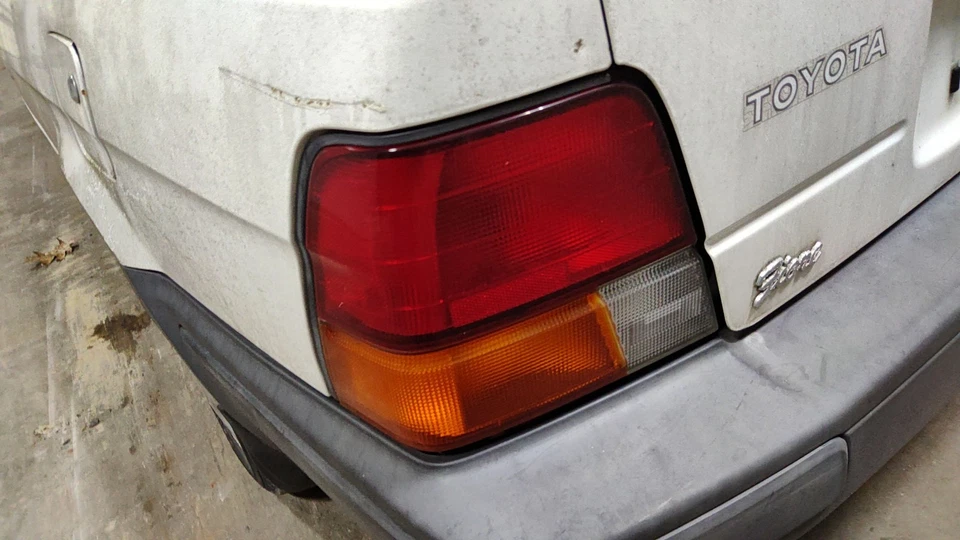 Conjunto de luz trasera izquierda para conductor Toyota Tercel 95-97 OEM Foto 2 de 4