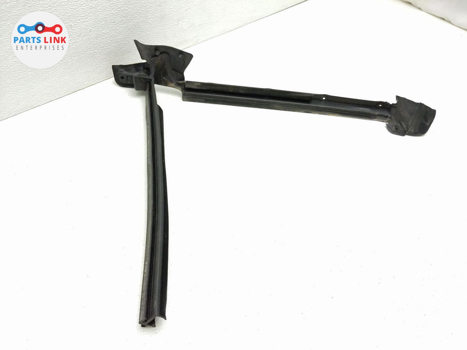 2008-14 FERRARI CALIFORNIA REAR LEFT VENT GLASS SEAL QUARTER WEATHER STRIP F149