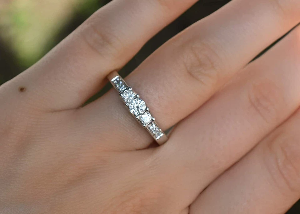 Помолвочное кольцо с тремя бриллиантами круглой огранки 0,50 карата белое золото 14 карат размер 7 - Изображение 4 из 4