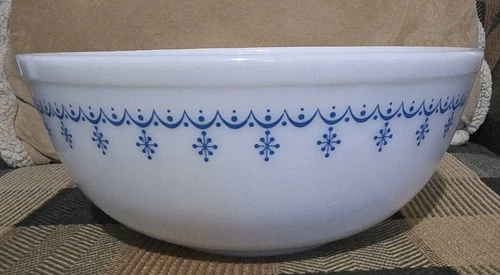 New ListingVintage PYREX Snowflake Garland #404 Blue & White Nesting Mixing Bowl 4 Quarts