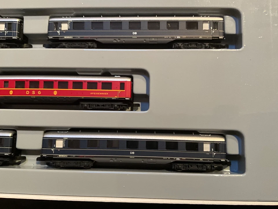 Marklin spur z scale/gauge Express Train Skirted Car Set. - Image 4 of 4