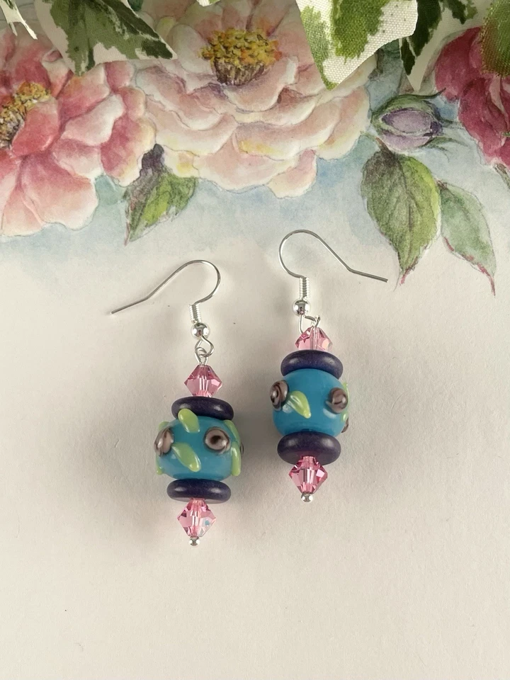 Pendientes de plata de cristal rosa con cuentas de murano florales azules hechos a mano joyería artesanal Foto 3 de 4