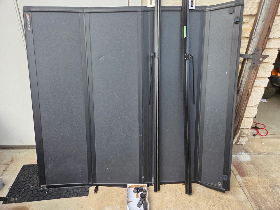 Cubierta rígida plegable BAK BAKFlip G2 2019-24 Silverado Sierra 1500 cama de 6'6" Foto 2 de 3