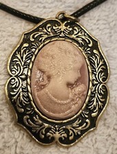 VICTORIAN ERA PINK LADY CAMEO NECKLACE 18" ADJUSTABLE PINK ON ANTIQUE GOLD FRAME
