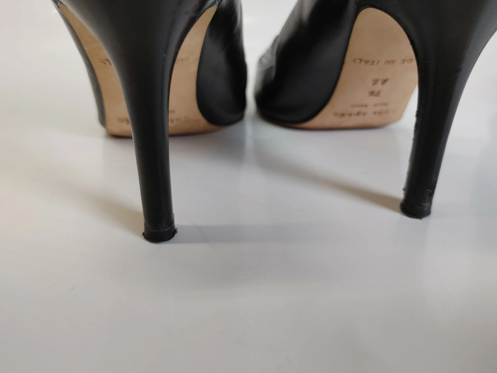 Scarpe décolleté Kate Spade New York nere in pelle con tacco a spillo taglia 7 5 AA Made in Italy
