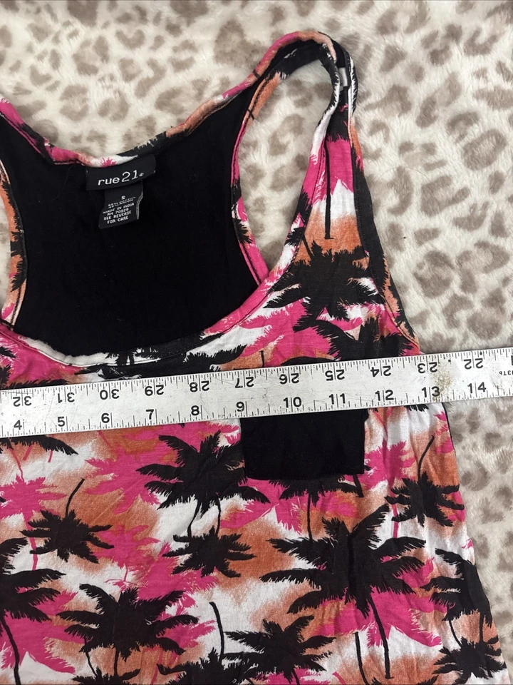 Camiseta sin mangas Rue 21 Retro Flowy Fit espalda deportiva tejida elástica rosa negra palmera talla S Foto 3 de 4